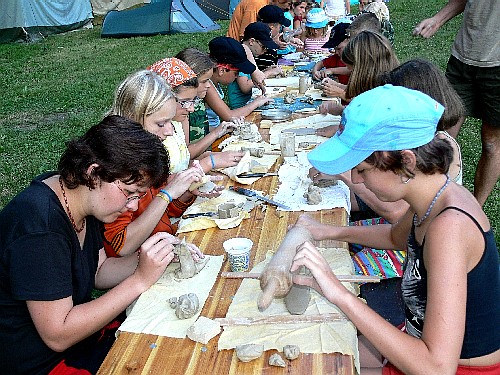 keramika a malování kamenů je oblíbená činnost i na letošním táboře